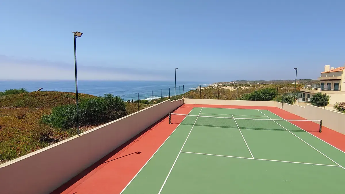 Tennisplatz mit Meerblick