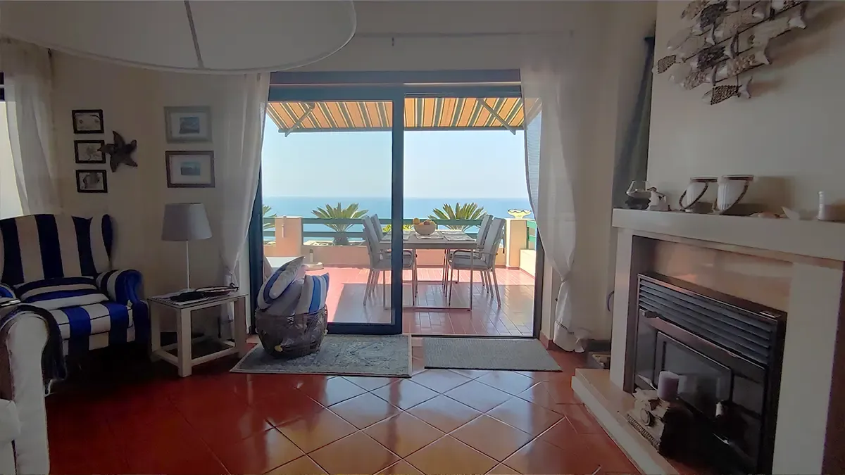 Blick vom Wohnzimmer auf Terrasse und Atlantik